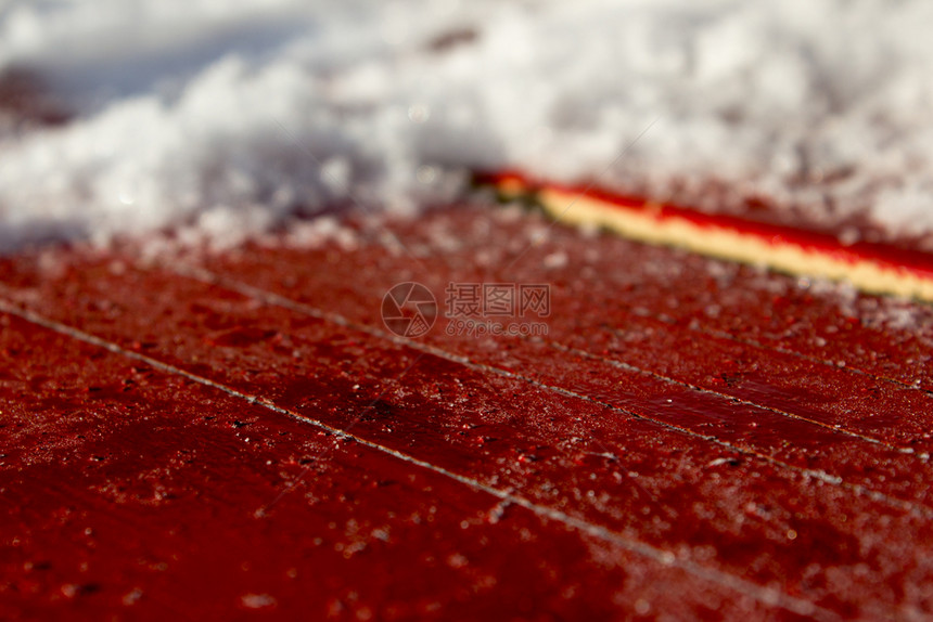 红木背景上的雪幕结霜粉末清除图片