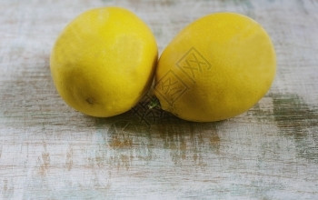 酸橙可口老板上躺着的柠檬切掉两片在板上躺着的柠檬有机图片