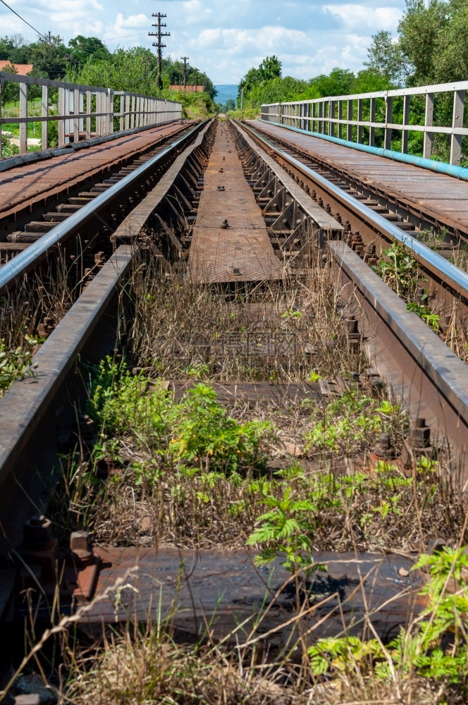 瓦杜克里苏雷2016年旧铁路穿越桥面的景象低角度图片