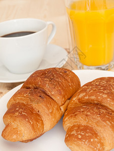 早餐面包咖啡和木制餐桌上的橙汁杯子愤怒美味的图片