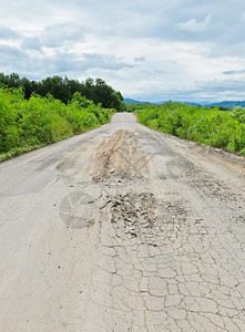 破裂的沥青乡下公路自然车道背景图片