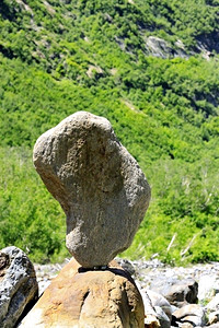 目的夏天靠近Caucasus山河附近的平衡石块图片