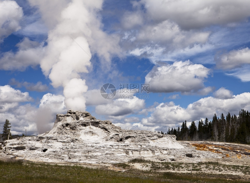 的这是黄石公园最大的火山喷泉之一这块火山喷雾泉的岩浆地质学家们发现这座火山喷口是一大火山喷泉中最古老的火山喷洒器它在地表上拥有水图片