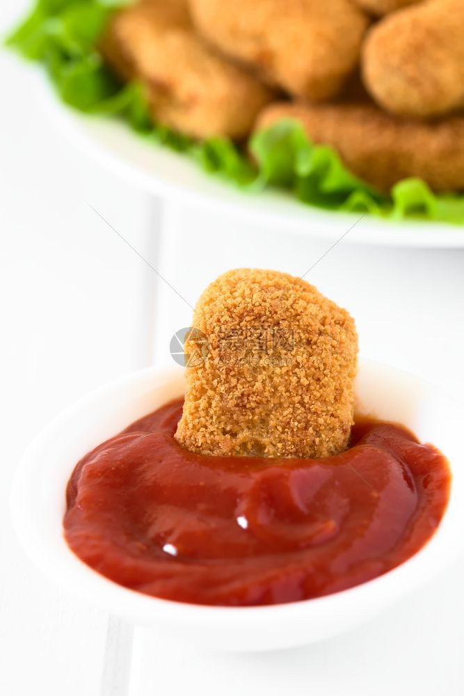 调味品拍照快餐以天然灯光聚焦点摄影关注番茄酱中鸡块前方的炸头浸在番茄酱中的鸡蛋豆子里笑声图片