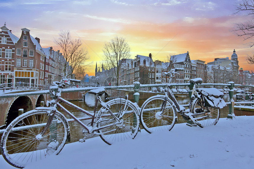 水荷兰冬天从阿姆斯特丹到日落的寒冬城市风景下雪的户外图片