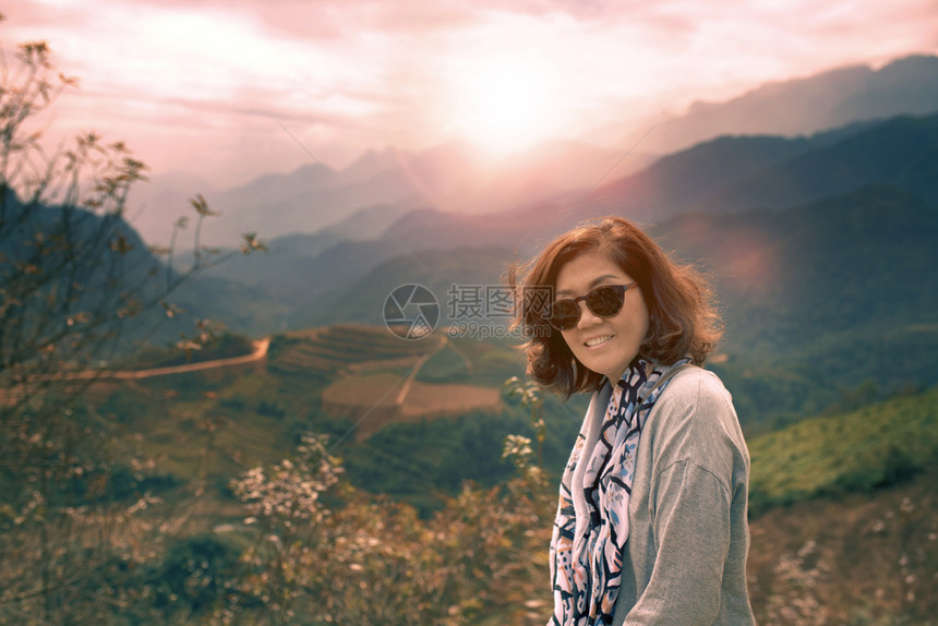 带着快乐的情感在山上奔流而去亚裔女牙齿般微笑着容自然场景越南语图片