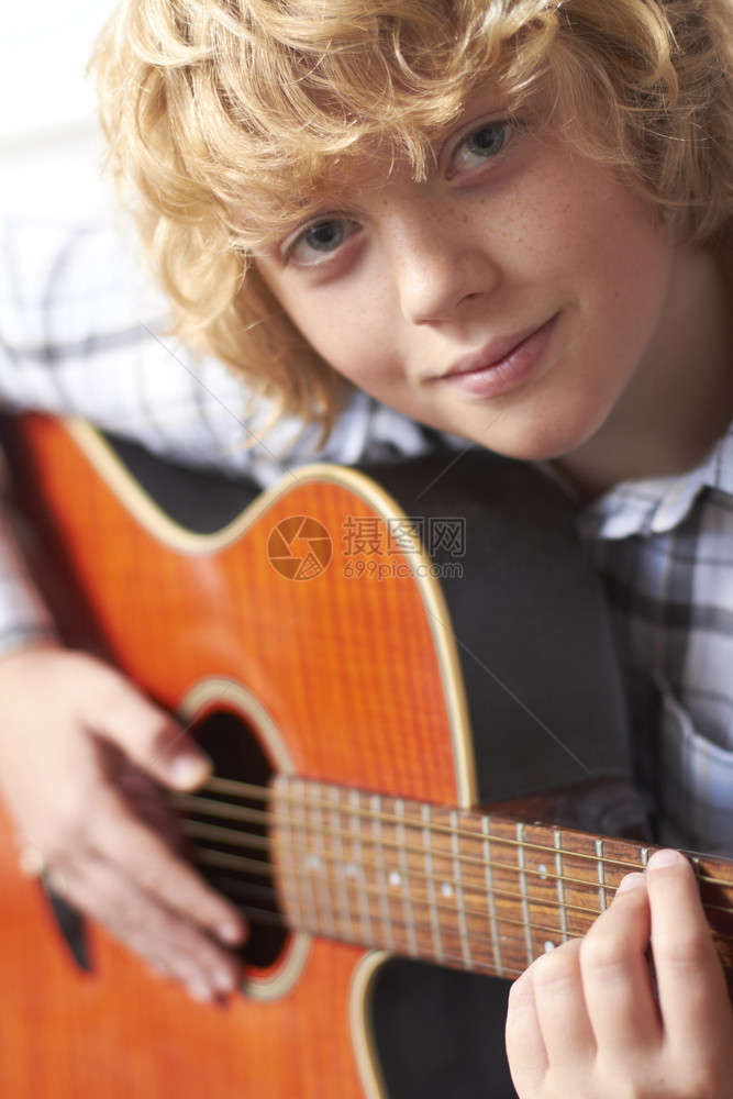 乔治男孩玩音乐吉他肖像头发微笑图片