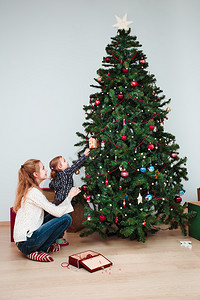 乐趣孩子们年轻女和小妹在家里装饰圣诞树在家中装饰圣诞树在室内图片