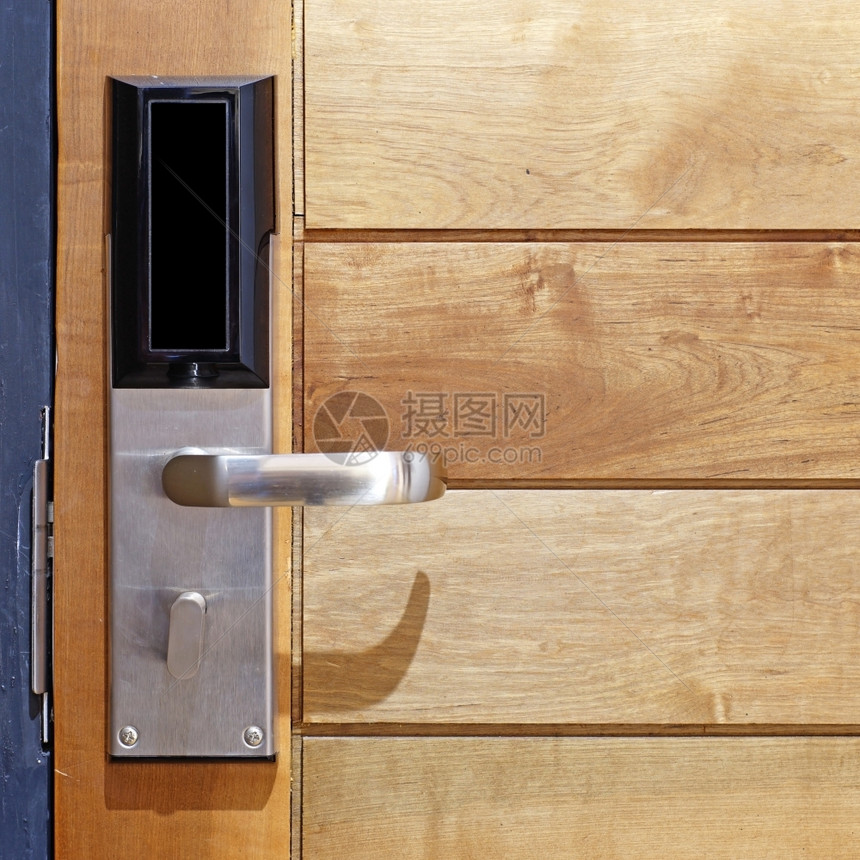 开锁保护木制门上的旅馆电子卡锁孔图片