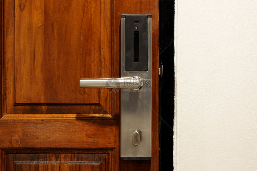 木制门上的旅馆电子卡锁保护钥匙房间图片