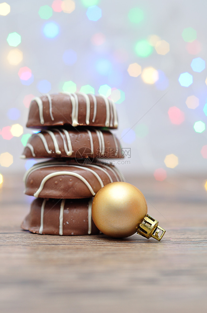 假期小吃一堆巧克力包着饼干和一串金调树图片