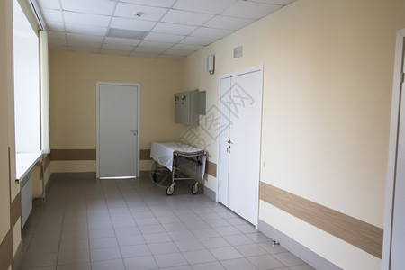 独轮车内部的医院走廊空担架的相片照图片