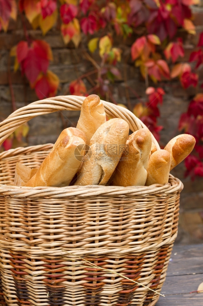 硬皮种类糕点秋天篮子上新鲜面包图片