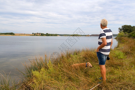 法国乌尔比诺湖的科西卡风景中人类游客法语棕色的图片