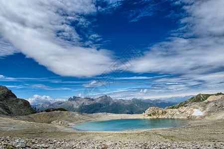 谷高山蓝湖放松风景优美图片