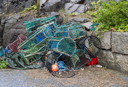 海滩上的塑料垃圾和渔网图片