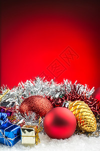 红色的传统底雪上圣诞饰品礼盒和球黄色的图片