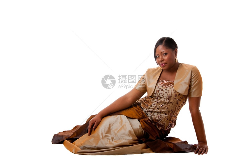 美丽的女传统身着金色洋装坐在地上与世隔绝的美女图片