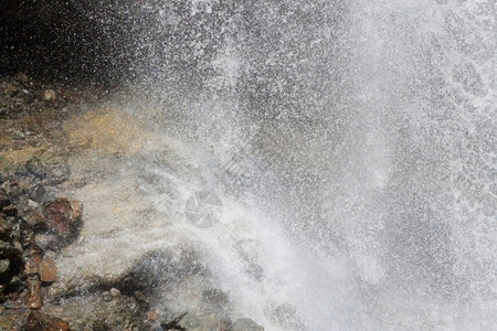 透明阿利贝克瀑布Dombay山脉北高加索户外夏令图片
