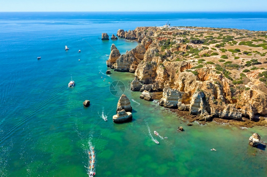 石头来自PontePiedade和拉各斯Algarve葡萄牙灯塔的航空皮耶达德图片