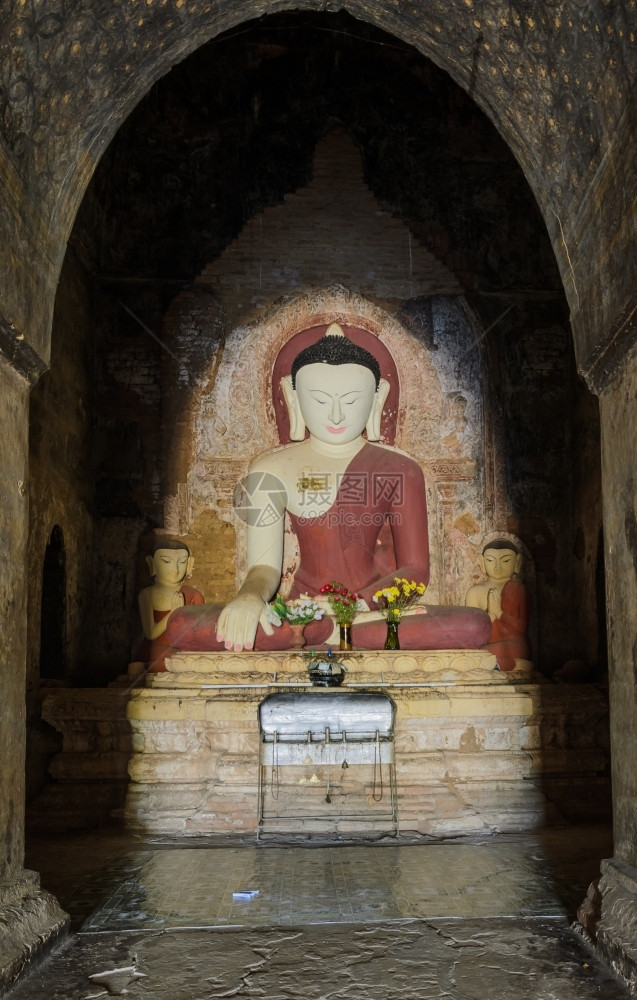 缅甸巴甘寺古坐着的布德佛像古老遗产罐图片