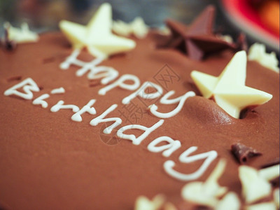 生日快乐巧克力蛋糕和白冰雪文字快乐的星甜点图片