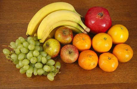 木制的种类自然香蕉水果葡萄橙子苹果橘和红石榴高清图片