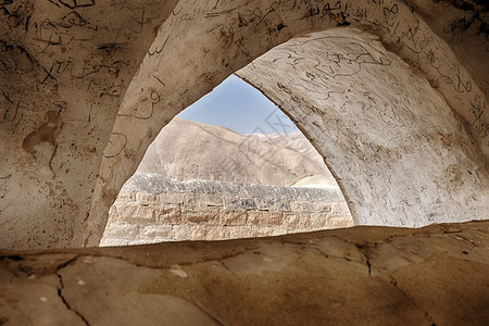 内盖夫沙漠的一小部分通过个未命名的拱门可以借过匿名的拉根开幕图片