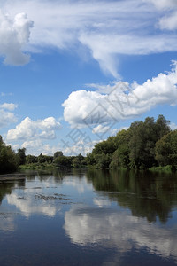 白色的俄罗斯河莫科上方美丽的云天空蓝色的维斯尼诺夫图片