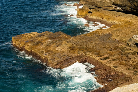 自然海滨在雪梨的一个地方因而臭名昭著的岩石架子澳大利亚图片