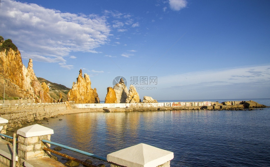 上午在突尼斯塔巴尔卡海滨的著名岩石位于突尼斯Tabarca蓝色的沿海地中图片