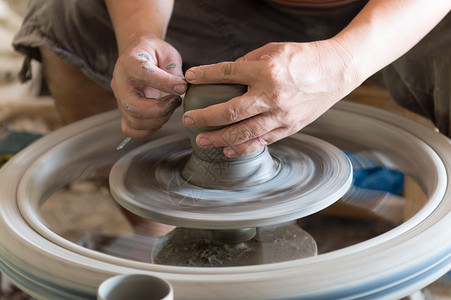 锅陶瓷制品关闭雕塑家的手和他工作男人图片