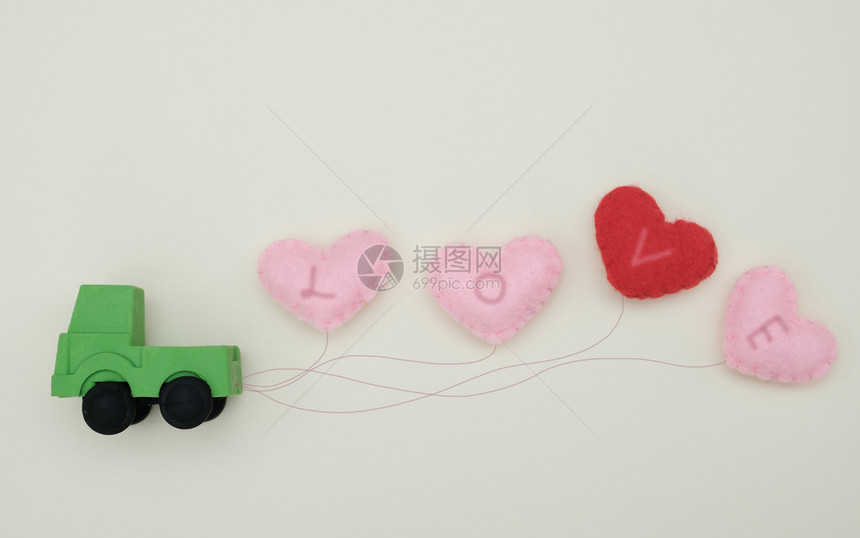 纸携带心形气球的玩具汽车情人节概念甜的质地图片