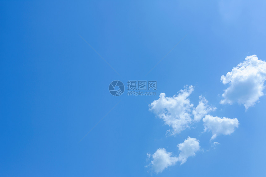 青色多云的蓝天空背景白云微小环境图片