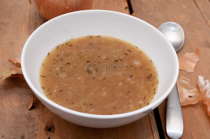 热的木质桌边碗里洋葱汤营养一顿饭图片