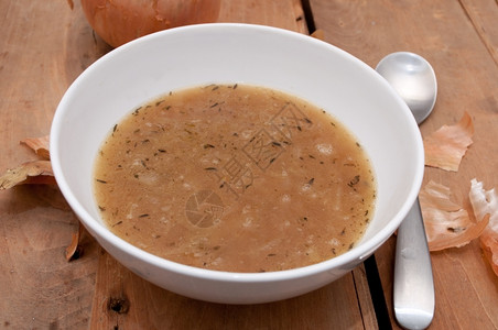热的木质桌边碗里洋葱汤营养一顿饭图片