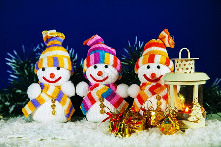 季节三个雪人有灯笼和礼物季节晚上图片