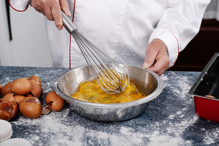 厨师搅拌鸡蛋液图片