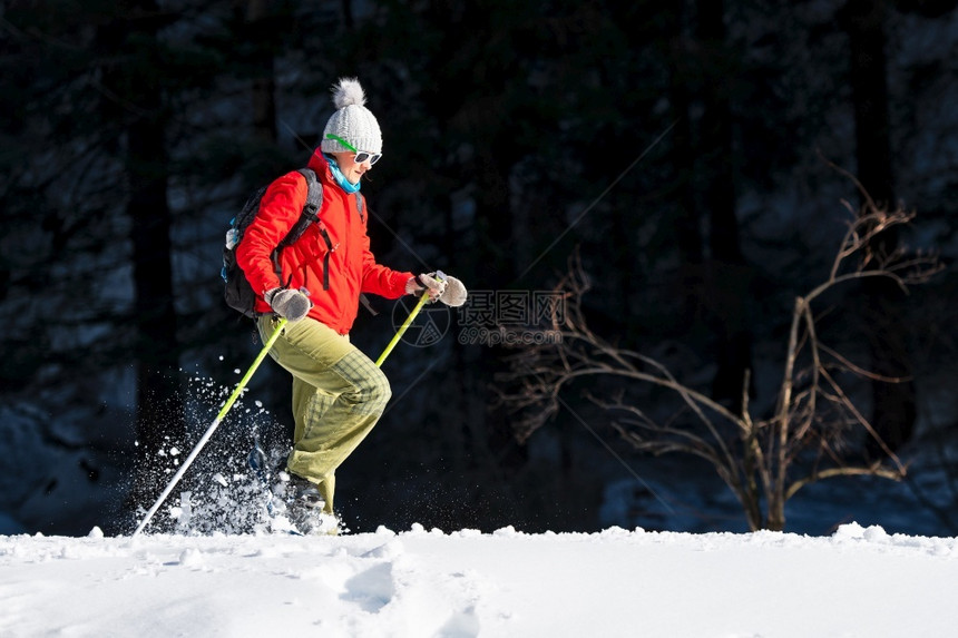 冒险徒步旅行户外一个女人在春天独自去下雪鞋旅行图片