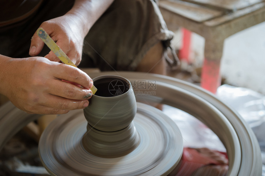 陶器制造男人关闭雕塑家的手和他工作图片