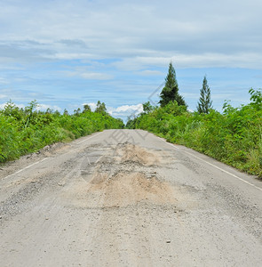 破裂的沥青乡下公路损害泰国坏的图片