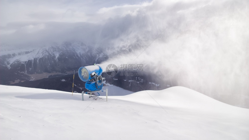 喷寒冷的瑞士阿尔卑斯山脉旅游区弹打雪晴天图片