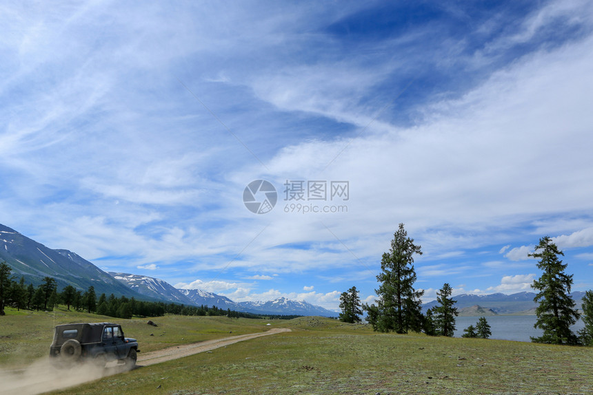 牧场蒙古BagaGazriinChuluu山上的云层加兹林天图片