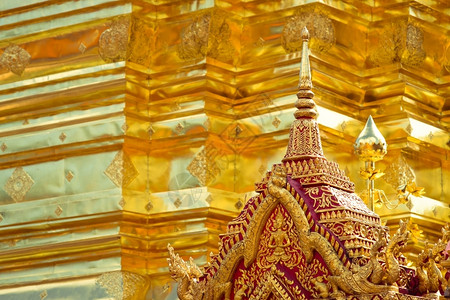 泰国清迈DoiSuthep河佛教寺的金墙神社东方佛教徒图片