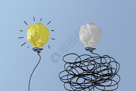 明亮的灯泡想法vs混乱的灯泡解决方案灵感电背景图片