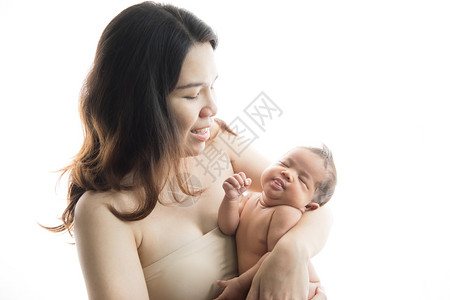 幸福年轻美丽的母亲及其孤立白种背景的新生婴儿以孤立的白种背景投标女孩图片