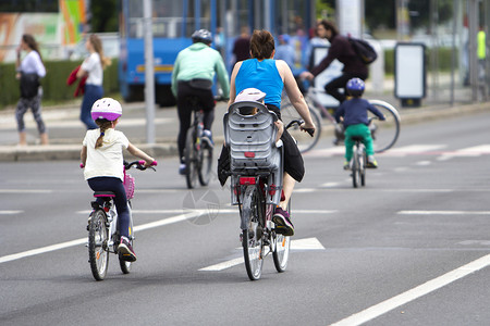 在城市街头骑自行车比赛的者群体路娱乐法国图片