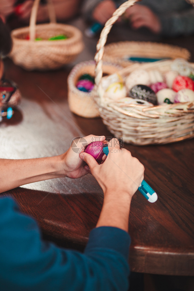 艺术室内的人们男通过在染色鸡蛋上划痕来装饰复活节彩蛋传统复活节时间春天新的开始坦率人真实时刻情况图片