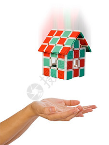 红色模型大巴储蓄房子在人手中屋的模型与白色背景孤立的双手隔绝玩具住宅背景