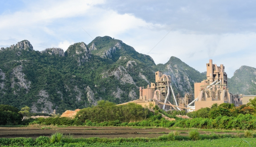 具有石灰岩山地背景的水泥厂具体工建造图片